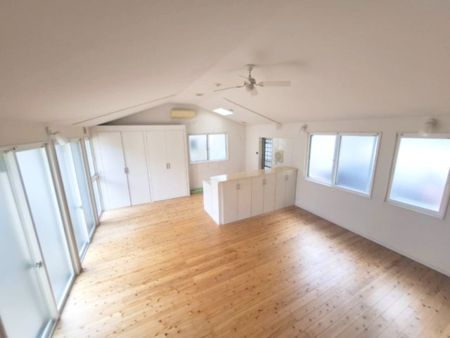 売中古戸建　静岡市葵区羽鳥1丁目の居間・リビング|大きな窓からたっぷりの陽光が差し込み、明るく心地よい住空間が広がります。