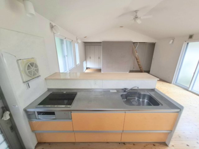 売中古戸建　静岡市葵区羽鳥1丁目のキッチン|開放感あふれる対面式キッチン！IHクッキングヒーター採用！勾配天井LDKを見渡せる特等席です。
