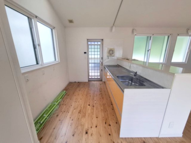 売中古戸建　静岡市葵区羽鳥1丁目のキッチン|窓の多い明るいキッチンと勝手口付きの便利な家事動線。