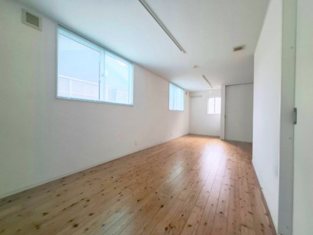 売中古戸建　静岡市葵区羽鳥1丁目の洋室|約16.4帖のゆとりある広さで多彩なレイアウトが可能。窓が複数あり、採光・通風に優れた明るい空間です。