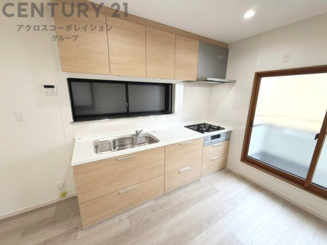 多数の調理器具を同時に使用でき、料理の効率化が可能。省エネで節約になり、様々な料理スタイルに適応できます。また、火力調整が独立しており、手入れや掃除もしやすく、今よりもっとお料理が楽しくなるかも。