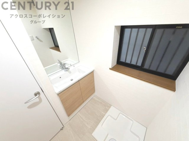 洗濯物の仕分け作業がしやすく、整理整頓が容易になります。洗濯音や湿気を他の部屋に持ち込まず、生活環境を快適に保ちます。上部を活用すれば収納スペースを確保でき洗剤や洗濯用品の整理もしやすくなります。