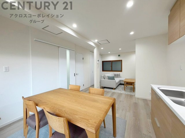 キッチン前のダイニングスペース　カウンターキッチンから料理の受け渡し等に便利です。ダイニングセットを置いても十分な広さを確保。