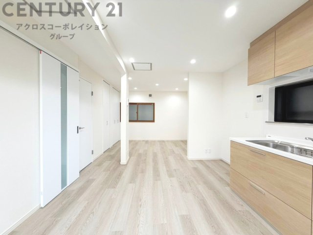 リビングダイニングは家族や友人とのコミュニケーションを楽しむ場所でくつろぎながら食事や会話を楽しめ、多目的に利用できリラックスできる空間です。家庭内の中心として機能し、快適な生活をサポートします。