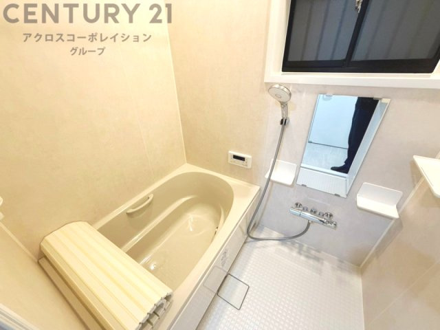 ユニットバスは省スペースでありながら、シンプルな設計と使いやすさを備え、簡便なメンテナンスが可能です。窓付きで換気にも便利です。またミラー・小物置き場もあり便利です。