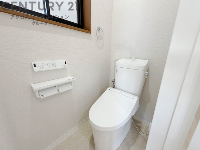 温水洗浄便座付トイレは温水洗浄機能により、暖かい水でおしりを洗浄することができ、冷たい水を使う従来の便座に比べ、温水洗浄機能で暖かいトイレを提供し、快適な使用を可能にします。