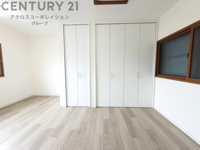 明るい色合いのフローリングとクロスを使用した洋室は家具やインテリアとも調和しやすく空間が広く感じられ開放感を生み出します。自然光を効果的に反射し、室内を明るく保つため、日中の照明使用を抑えられます。