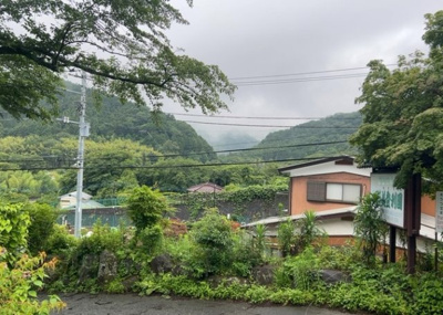 【外観】 | 旅館 | 土地の形が極端に長細かったり、狭小地、あるいは道路との高低差がある傾斜地だった場合、後々売ろうとしても買い手がつかない場合もあります。後々、売却することになった時に価値の下がらない土地を選びましょう。