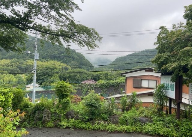 【外観】 | 旅館 | 土地の形が極端に長細かったり、狭小地、あるいは道路との高低差がある傾斜地だった場合、後々売ろうとしても買い手がつかない場合もあります。後々、売却することになった時に価値の下がらない土地を選びましょう。