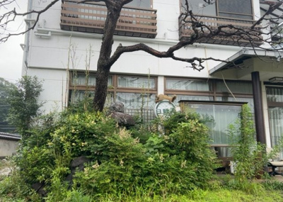 【外観】 | 旅館 | 家を建てる場合、方位は要チェックです。現実的に日当たりのよい家ならばリビングは南側、建築基準法でも北側に当たる家への配慮は求められています。土地を見学に行く際は、方位磁針を持って行くようにしましょう。