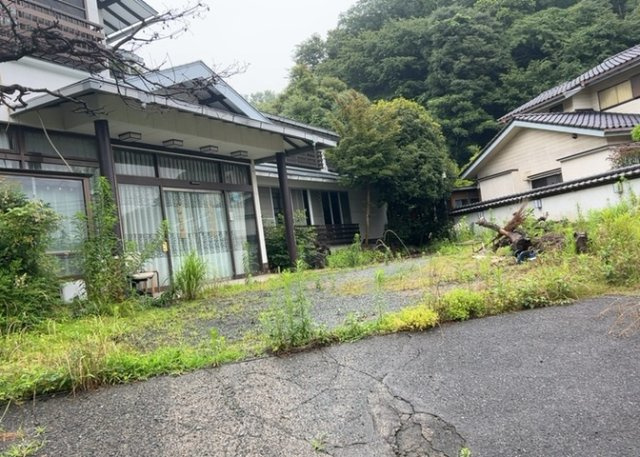 【外観】 | 旅館 | 土地を買う際、住む地域の自治体や福祉の補助制度にも注目してみましょう。子供や老人の医療補助やゴミ出しのルールなど、自治体によってルールに大きな違いがあるため、暮らしやすい土地で判断するとよいでしょう。