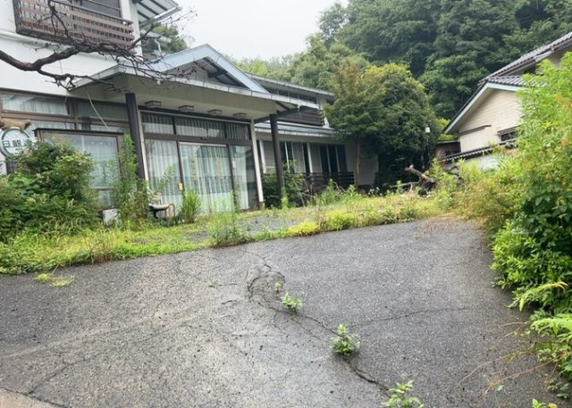 【外観】 | 旅館 | 土地の前の道路に消火栓が設置されていることがあります。この場合、道路交通法第45条第1項により、駐車禁止の場所が指定されています。そのため、車庫などの駐車スペースをつくることができない場合があります。