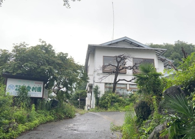 【外観】 | 旅館 | 現地に行くなら、物件の周囲の地形がどうなっているかを見ることも大切です。周辺より低くなっている土地では、大雨などで水が集まりやすいため、地盤が弱くなっているということも考えられるため、注意が必要です。