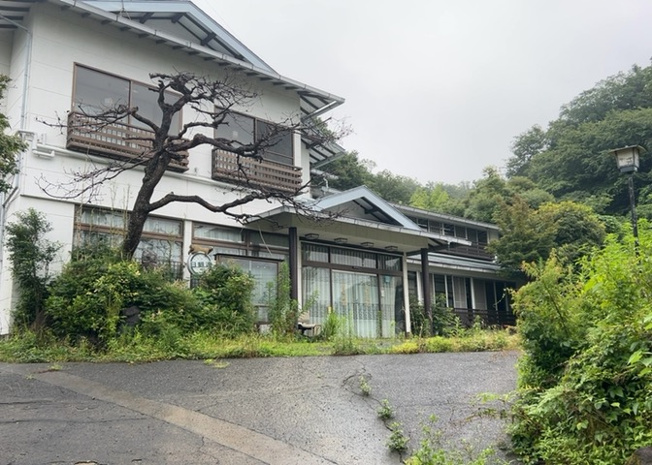 【外観】 | 旅館 | 隣家の土地はどうなっているのか、生活利便施設が近くにあるのか、学校まで近いかなど、お客様のライフスタイルにあわせたイメージが重要です。また、近くにあると困る施設が近くにないかも確認するといいでしょう。