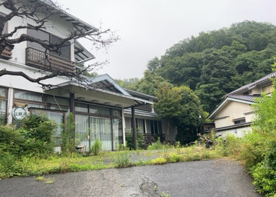 【外観】 | 旅館 | 土地購入を検討されている場合、境界杭がない状態で購入してしまうと境界確定測量をする必要があり、費用がかかります。購入の前に、売主、隣土地所有者立ち合いのもと境界を確定し境界杭を設置するのがベストです。