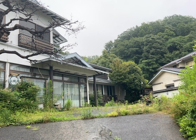 【外観】 | 旅館 | 土地購入を検討されている場合、境界杭がない状態で購入してしまうと境界確定測量をする必要があり、費用がかかります。購入の前に、売主、隣土地所有者立ち合いのもと境界を確定し境界杭を設置するのがベストです。