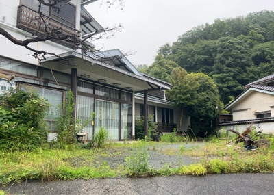 【外観】 | 旅館 | 家を建てる前提で土地を探している場合、地盤の丈夫さは譲れない条件の一つです。地盤が脆弱だと追加工事が必要となります。また、過去に地盤沈下や液状化現象を起こした土地は、できるだけ避けた方がいいでしょう。