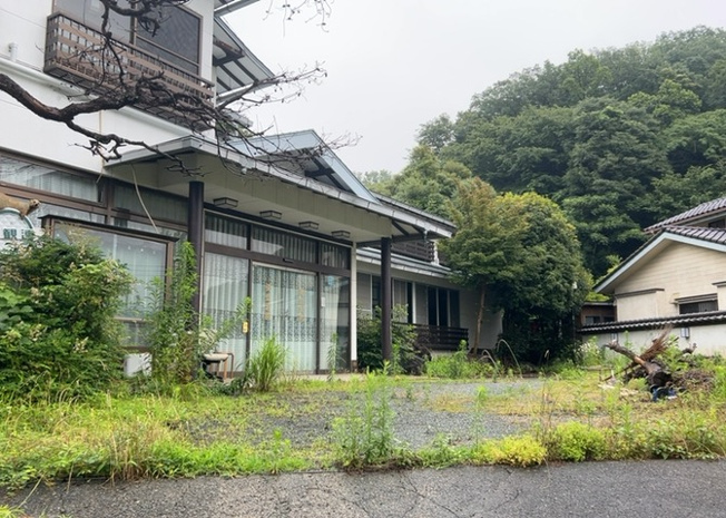 【外観】 | 旅館 | 家を建てる前提で土地を探している場合、地盤の丈夫さは譲れない条件の一つです。地盤が脆弱だと追加工事が必要となります。また、過去に地盤沈下や液状化現象を起こした土地は、できるだけ避けた方がいいでしょう。