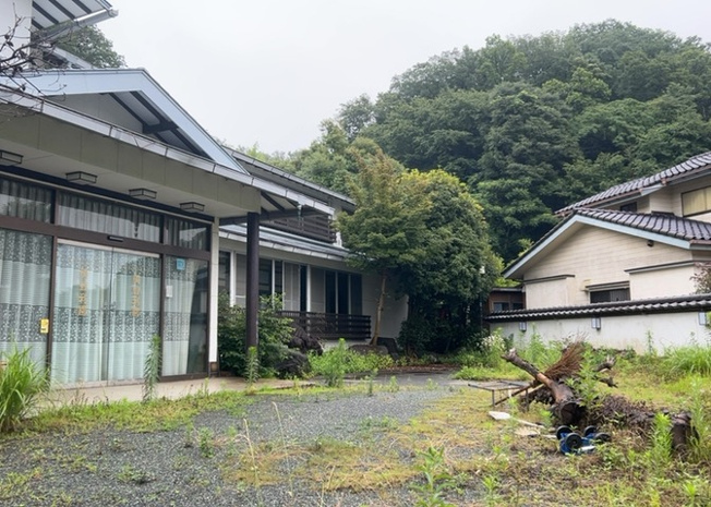 【外観】 | 旅館 | 人が暮らすうえで日光は大切な要素となります。日当たりの良さは譲れないポイントですね。併せて近くに大きな建築物の建築予定がないか、あるいはそれが可能な土地が近くにないか事前に確認することもお勧めします。