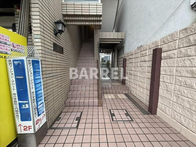 フジセントラルビルのエントランス