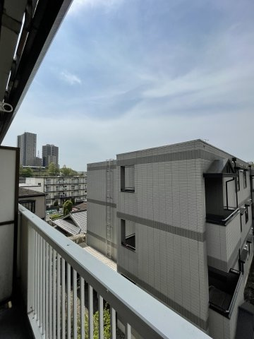 3階のバルコニーです。1階は2階下です♪