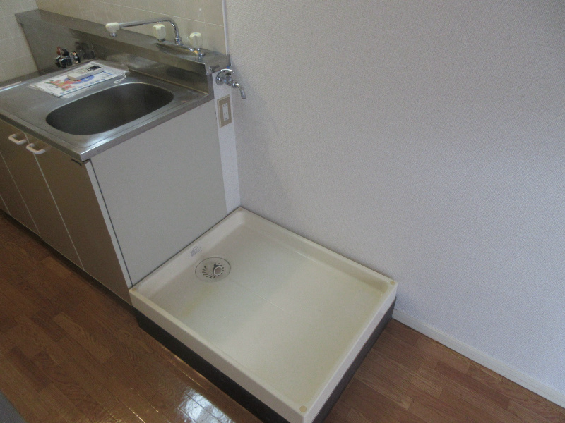 洗濯機置き場はキッチンの横にございます♪