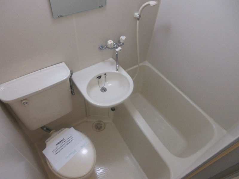 お風呂とトイレと洗面台です♪