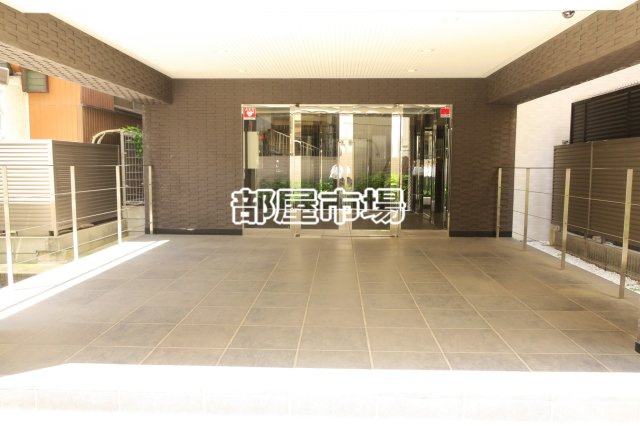TRADIS浅草橋のエントランス