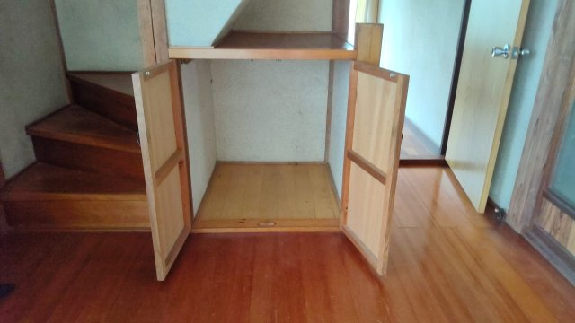 胎内市羽黒　２階建　８DKの内装|階段下の収納です。