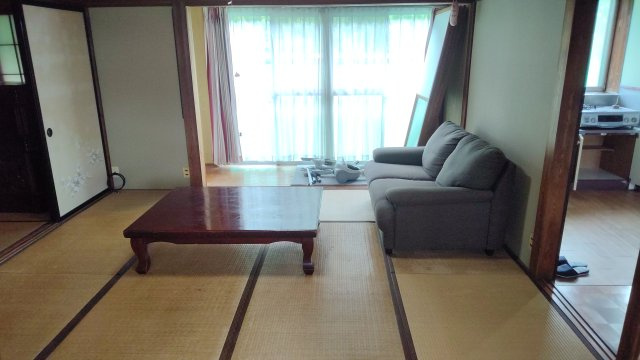 胎内市羽黒　２階建　８DKの居間・リビング|１階　リビング　南側は建物がないので日当たり良好です。