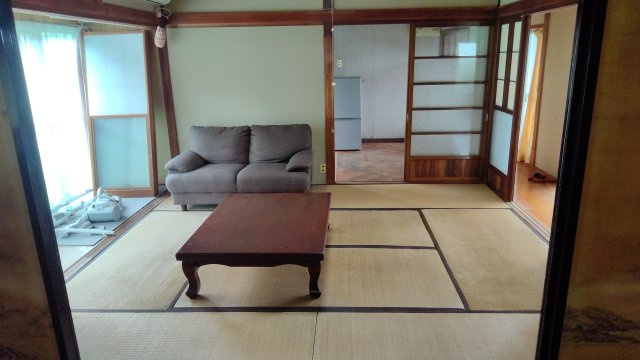 胎内市羽黒　２階建　８DKの居間・リビング|1階　玄関に入って正面のリビングです。