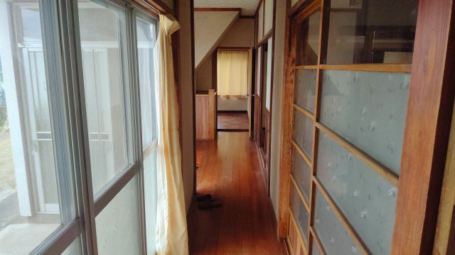 胎内市羽黒　２階建　８DKの内装|１階　キッチン入口廊下から玄関を見たものです。