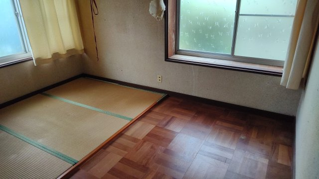 胎内市羽黒　２階建　８DKの洋室|１階　階段後ろの洋室です。