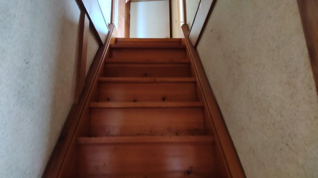 胎内市羽黒　２階建　８DKのその他|１階から２階への階段です。