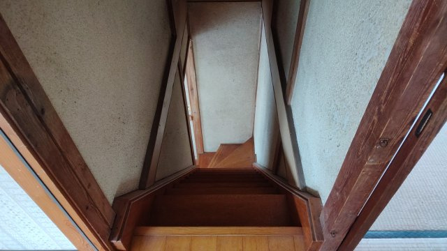 胎内市羽黒　２階建　８DKのその他|２階から１階を見た階段です、