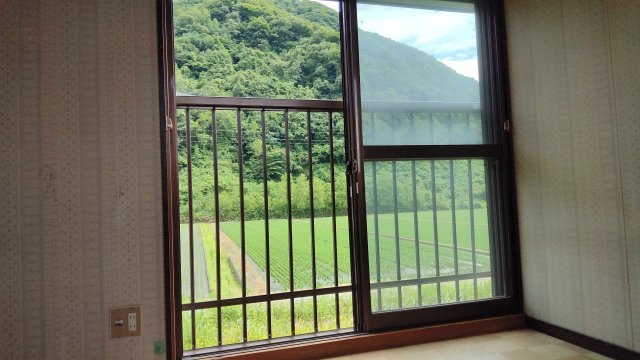 胎内市羽黒　２階建　８DKのその他|２階からの眺望です。窓からは、さえぎるもののない絵画のように美しい山並みが日常を特別なものに変えてくれます。