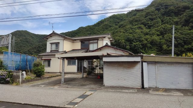胎内市羽黒　２階建　８DKの前面道路含む現地写真
