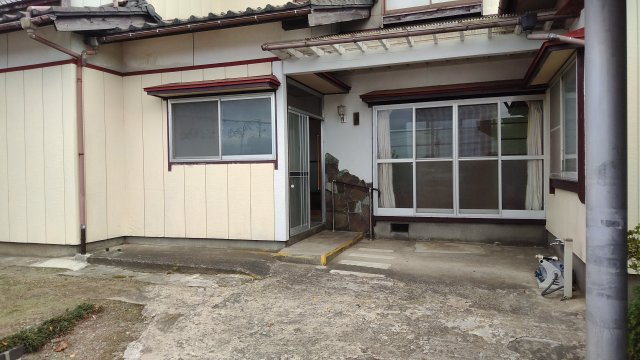 胎内市羽黒　２階建　８DKの玄関