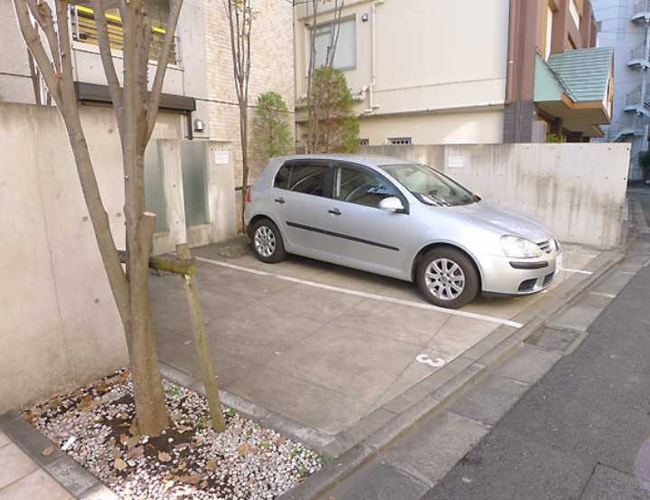 セゾン・デ・ブランシェ青葉台　礼金0　敷金0　デザイナーズの駐車場