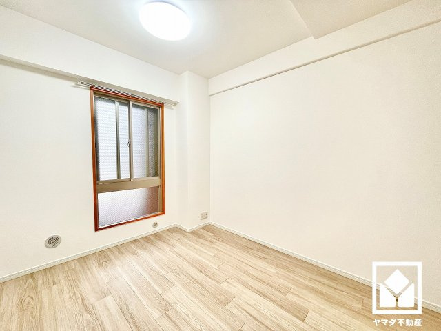 ルネヒューマンズガーデンパラディオC棟の子供部屋|約4.9帖の洋室です。お子様のお部屋などにも丁度良い広さです。独立したお部屋なのでプライベートな時間をゆったり過ごせそうです。