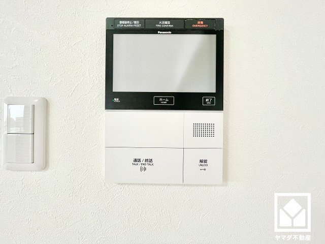 ルネヒューマンズガーデンパラディオC棟の防犯設備|突然の来訪時にも防犯面で心強いモニター付きインターホンを設置。お留守番中のお子様も、室内からスムーズに相手の確認ができます。