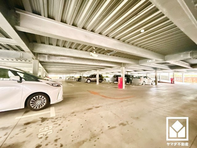 ルネヒューマンズガーデンパラディオC棟の駐車場|敷地内に屋根付きの駐車場を設置（月額10000円～14500円）。出入口は防犯性に配慮されたロボットゲート付き。空き状況等の詳細は弊社スタッフまでお気軽にお問い合わせください。