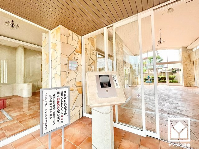 ルネヒューマンズガーデンパラディオC棟のエントランス|安心・安全な暮らしをサポートするオートロックシステムを備えています。TVモニター付きインターホン対応です。