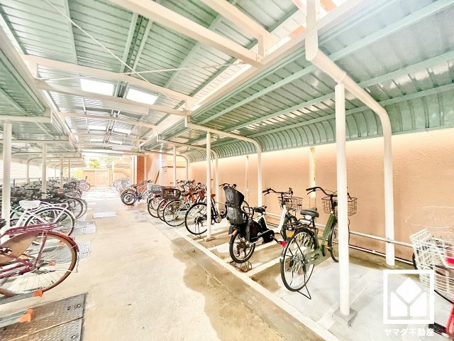 ルネヒューマンズガーデンパラディオC棟の駐輪場|敷地内に屋根付きの駐輪場を設置（月額100円～200円）。サイクルラック付きと平置きのスペースを備えており、さまざまなタイプの自転車を置きやすい仕様です。