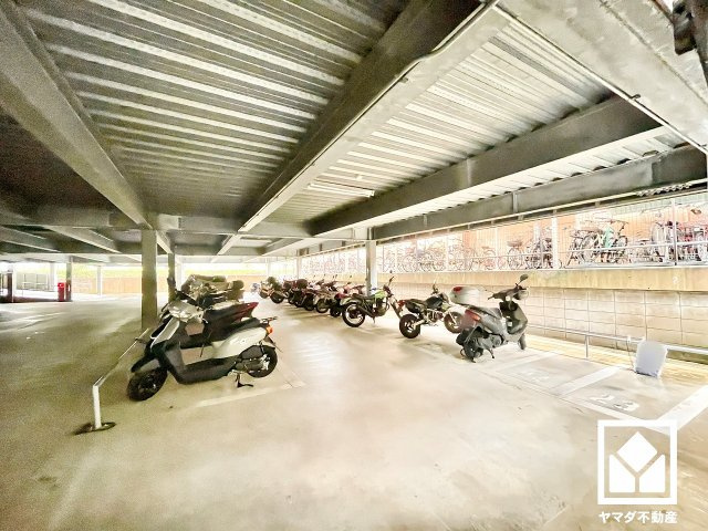 ルネヒューマンズガーデンパラディオC棟の駐輪場|敷地内に屋根付きのバイク置き場を設置（月額1500円）。雨や日差しの影響を受けにくく、大切なお乗り物の保管にも便利です。