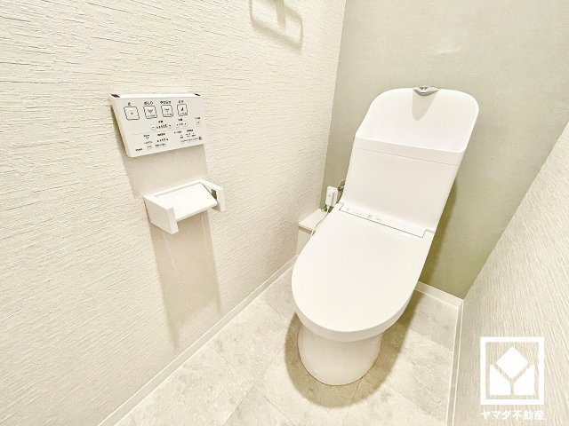 ルネヒューマンズガーデンパラディオC棟のトイレ|落ち着いたデザインと使いやすさを兼ね備えたトイレです。毎日使う場所だからこそ、快適性にも配慮されています。