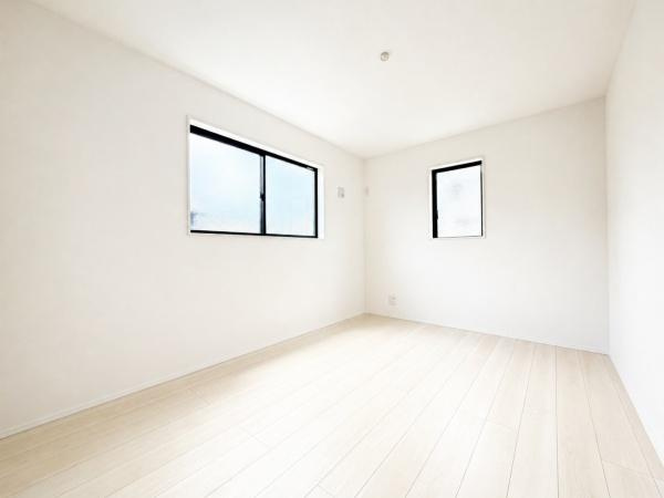 横浜市栄区鍛冶ケ谷町の新築一戸建の洋室|二面採光の明るく、落ち着きのある洋室！
休日はこちらでおくつろぎ下さい♪