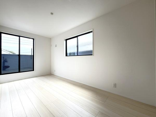 横浜市栄区鍛冶ケ谷町の新築一戸建の洋室|広さも十分で窓からの光が嬉しい洋室です。