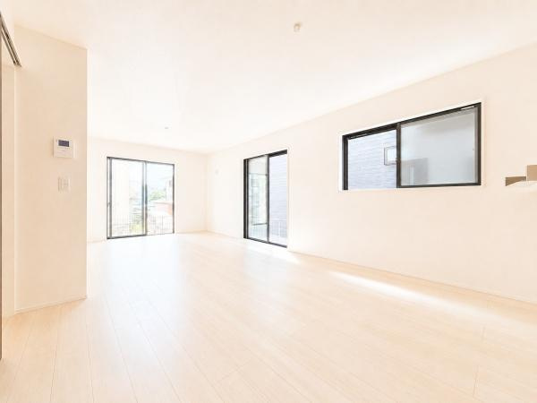 横浜市栄区鍛冶ケ谷町の新築一戸建の居間・リビング|LDKは窓が多く、陽当たり通風良好です。