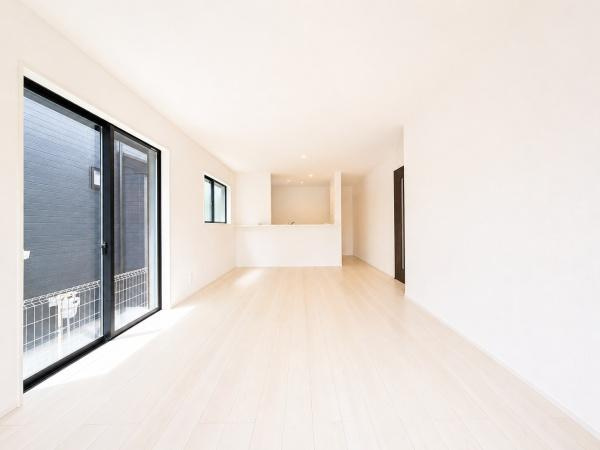 横浜市栄区鍛冶ケ谷町の新築一戸建の居間・リビング|対面式のキッチンはお料理中でも家族とのお話も弾みます。
